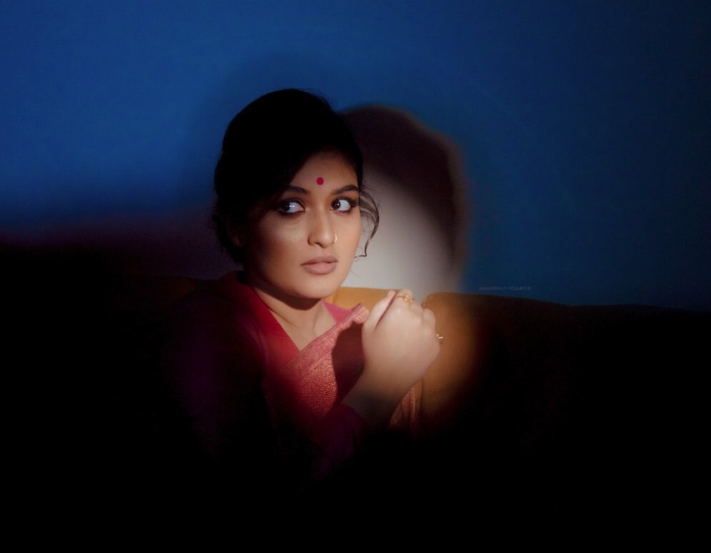 സാരിയിൽ സെക്സി ലുക്കിൽ പ്രയാഗ മാർട്ടിൻ, ചിത്രങ്ങൾ വൈറൽ