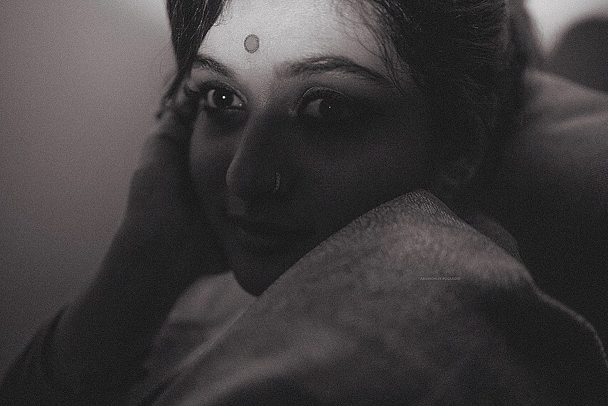 സാരിയിൽ സെക്സി ലുക്കിൽ പ്രയാഗ മാർട്ടിൻ, ചിത്രങ്ങൾ വൈറൽ