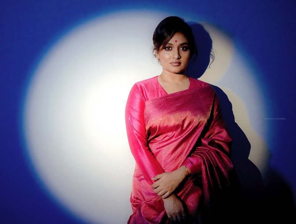 സാരിയിൽ സെക്സി ലുക്കിൽ പ്രയാഗ മാർട്ടിൻ, ചിത്രങ്ങൾ വൈറൽ