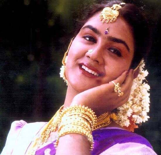 ഉമ്മറിനൊപ്പം നിൽക്കുന്ന ബാലതാരം ആരെന്ന് നോക്കൂ.... പ്രിയതാരം ഉർവ്വശിയുടെ അപൂർവ്വ ചിത്രങ്ങൾ