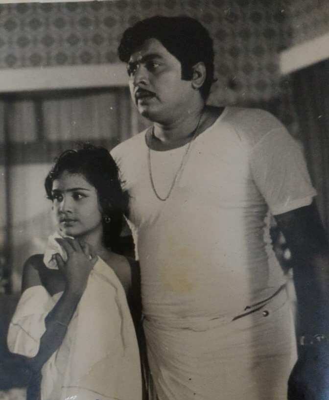 ഉമ്മറിനൊപ്പം നിൽക്കുന്ന ബാലതാരം ആരെന്ന് നോക്കൂ.... പ്രിയതാരം ഉർവ്വശിയുടെ അപൂർവ്വ ചിത്രങ്ങൾ