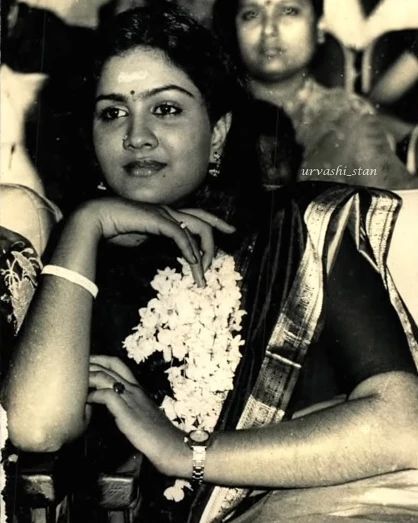 ഉമ്മറിനൊപ്പം നിൽക്കുന്ന ബാലതാരം ആരെന്ന് നോക്കൂ.... പ്രിയതാരം ഉർവ്വശിയുടെ അപൂർവ്വ ചിത്രങ്ങൾ