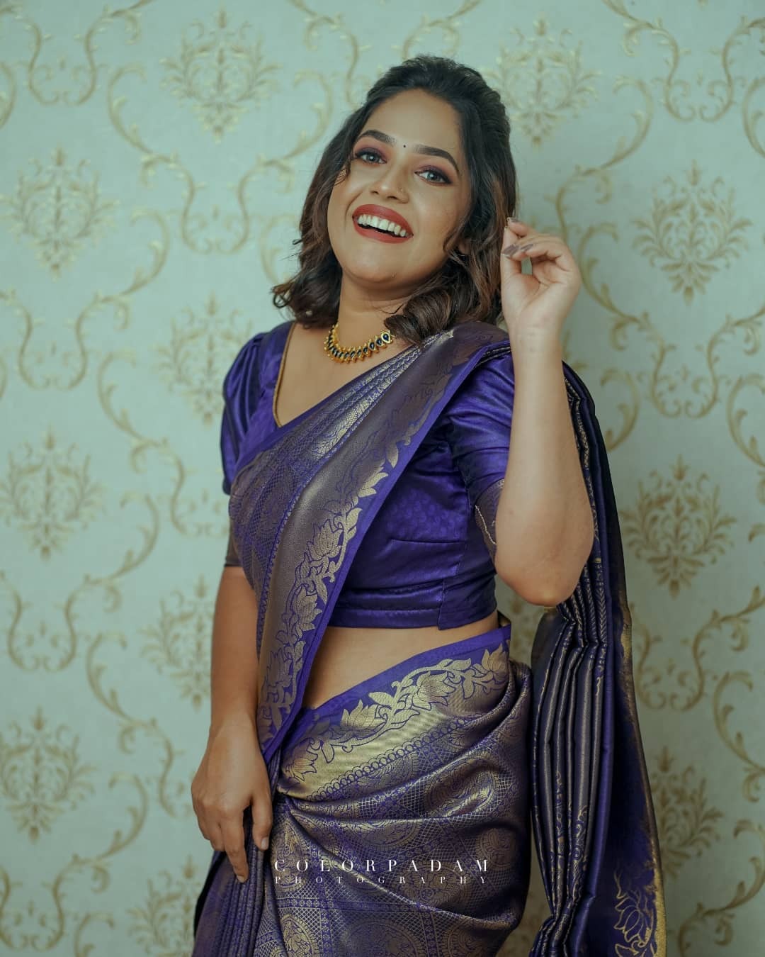 'ചിരികണ്ടാൽ മതി കണ്ണെടുക്കില്ല'; വയലറ്റ് സാരിയിൽ അതീവ സുന്ദരിയായി സീരിയൽ താരം അമൃത നായർ