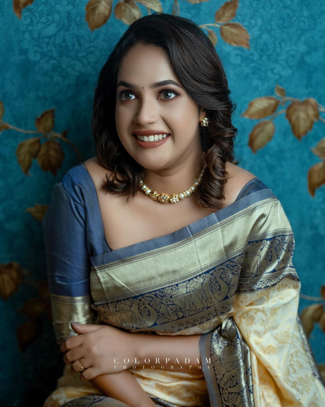 'ചിരികണ്ടാൽ മതി കണ്ണെടുക്കില്ല'; വയലറ്റ് സാരിയിൽ അതീവ സുന്ദരിയായി സീരിയൽ താരം അമൃത നായർ