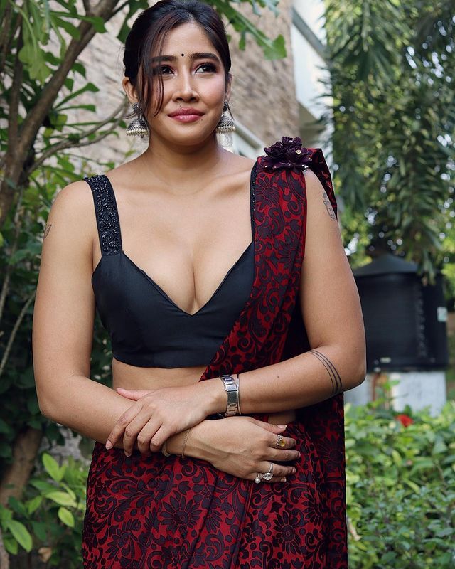 Sofia హాట్ క్లీవేజ్ షో.. హద్దులు దాటేసిన బ్యూటీ (ఫోటోలు)