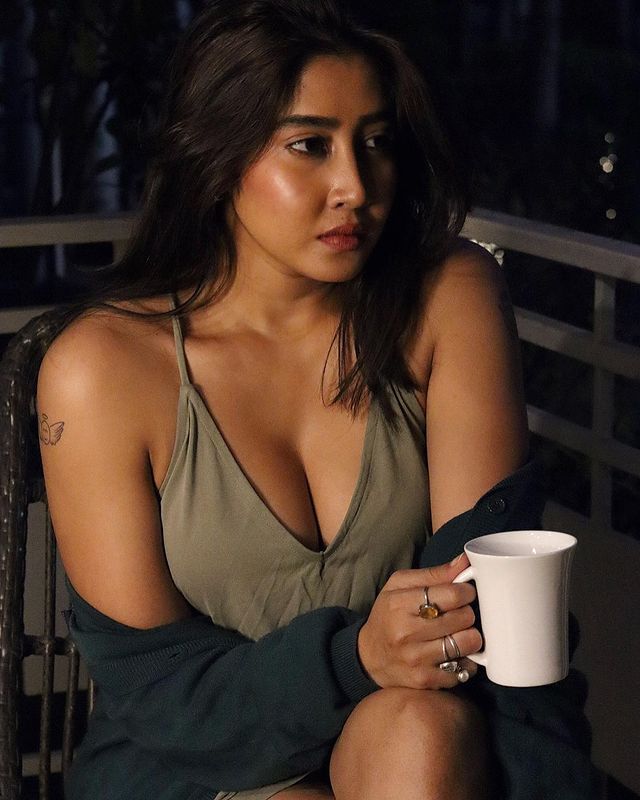 Sofia హాట్ క్లీవేజ్ షో.. హద్దులు దాటేసిన బ్యూటీ (ఫోటోలు)