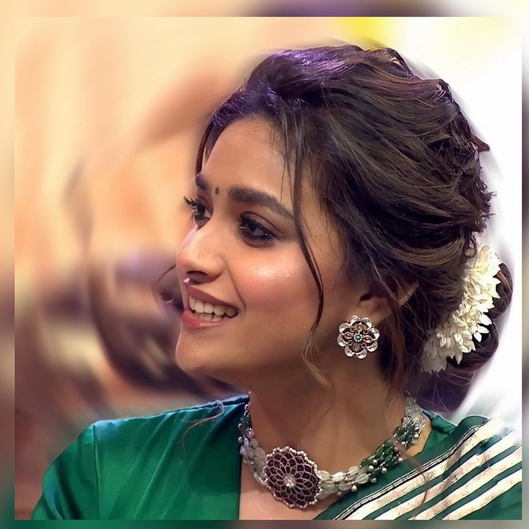 'പച്ചൈ നിറമേ പച്ചൈ നിറമേ...' കർത്തി സുരേഷിന്റെ സാരി ലുക്ക് വൈറൽ