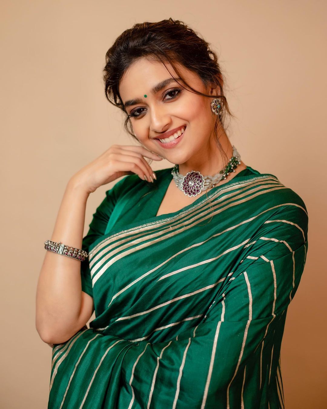 'പച്ചൈ നിറമേ പച്ചൈ നിറമേ...' കർത്തി സുരേഷിന്റെ സാരി ലുക്ക് വൈറൽ