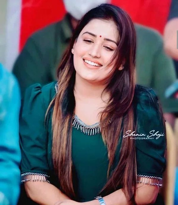 അനു മോളെ.. എന്തൊരു പുഞ്ചിരിയാണിത്; ക്യൂട്ട് ലുക്കിലാണല്ലോ എന്ന് ആരാധകര്‍, വൈറല്‍ ചിത്രങ്ങള്‍