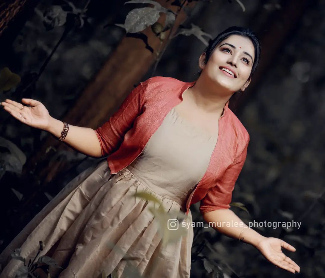 അനു മോളെ.. എന്തൊരു പുഞ്ചിരിയാണിത്; ക്യൂട്ട് ലുക്കിലാണല്ലോ എന്ന് ആരാധകര്‍, വൈറല്‍ ചിത്രങ്ങള്‍