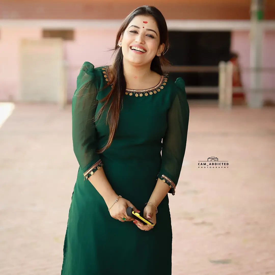 അനു മോളെ.. എന്തൊരു പുഞ്ചിരിയാണിത്; ക്യൂട്ട് ലുക്കിലാണല്ലോ എന്ന് ആരാധകര്‍, വൈറല്‍ ചിത്രങ്ങള്‍