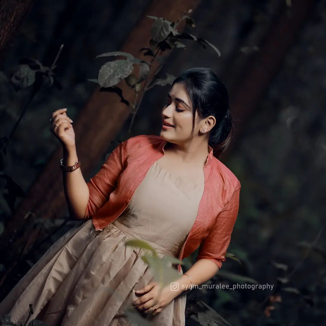 അനു മോളെ.. എന്തൊരു പുഞ്ചിരിയാണിത്; ക്യൂട്ട് ലുക്കിലാണല്ലോ എന്ന് ആരാധകര്‍, വൈറല്‍ ചിത്രങ്ങള്‍