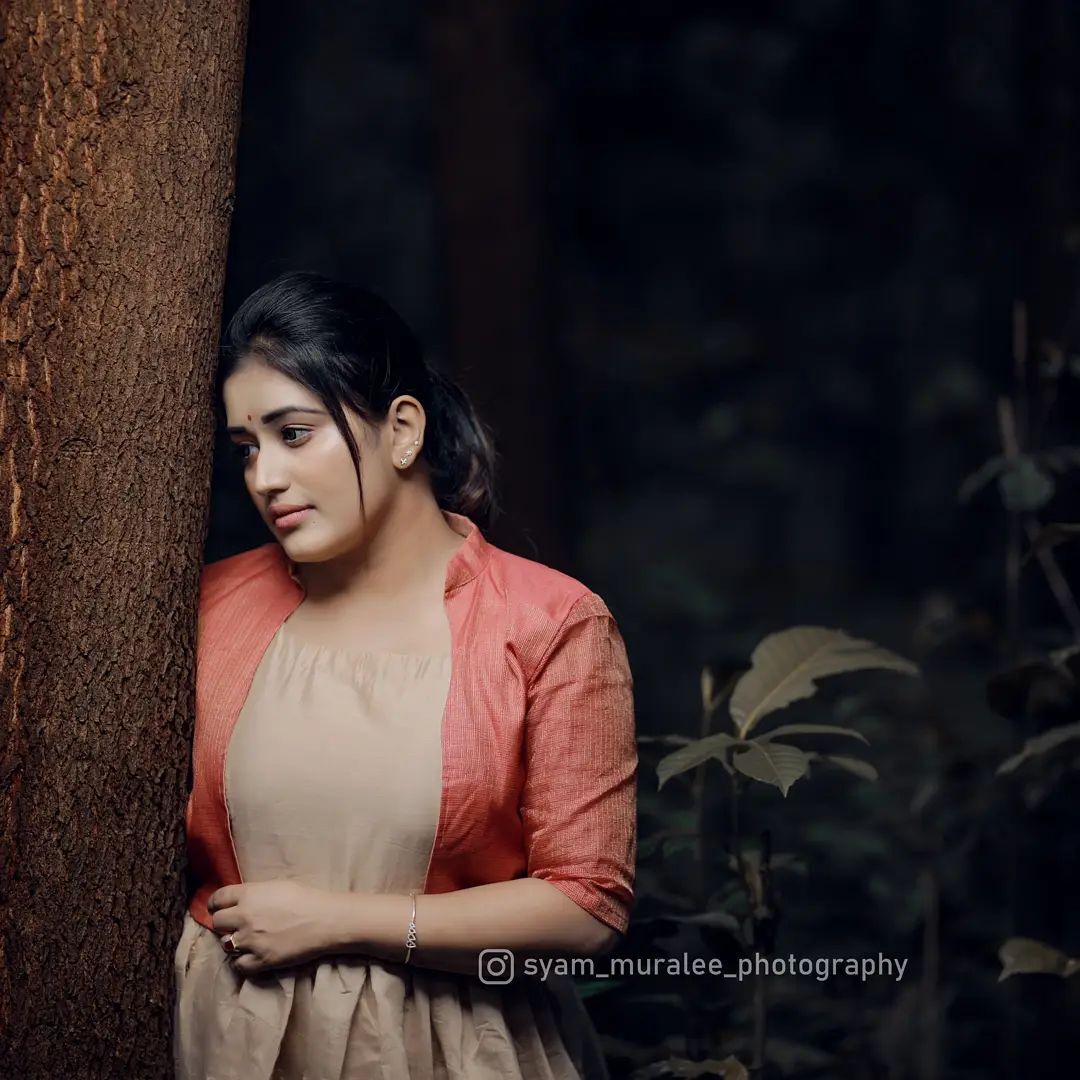 അനു മോളെ.. എന്തൊരു പുഞ്ചിരിയാണിത്; ക്യൂട്ട് ലുക്കിലാണല്ലോ എന്ന് ആരാധകര്‍, വൈറല്‍ ചിത്രങ്ങള്‍