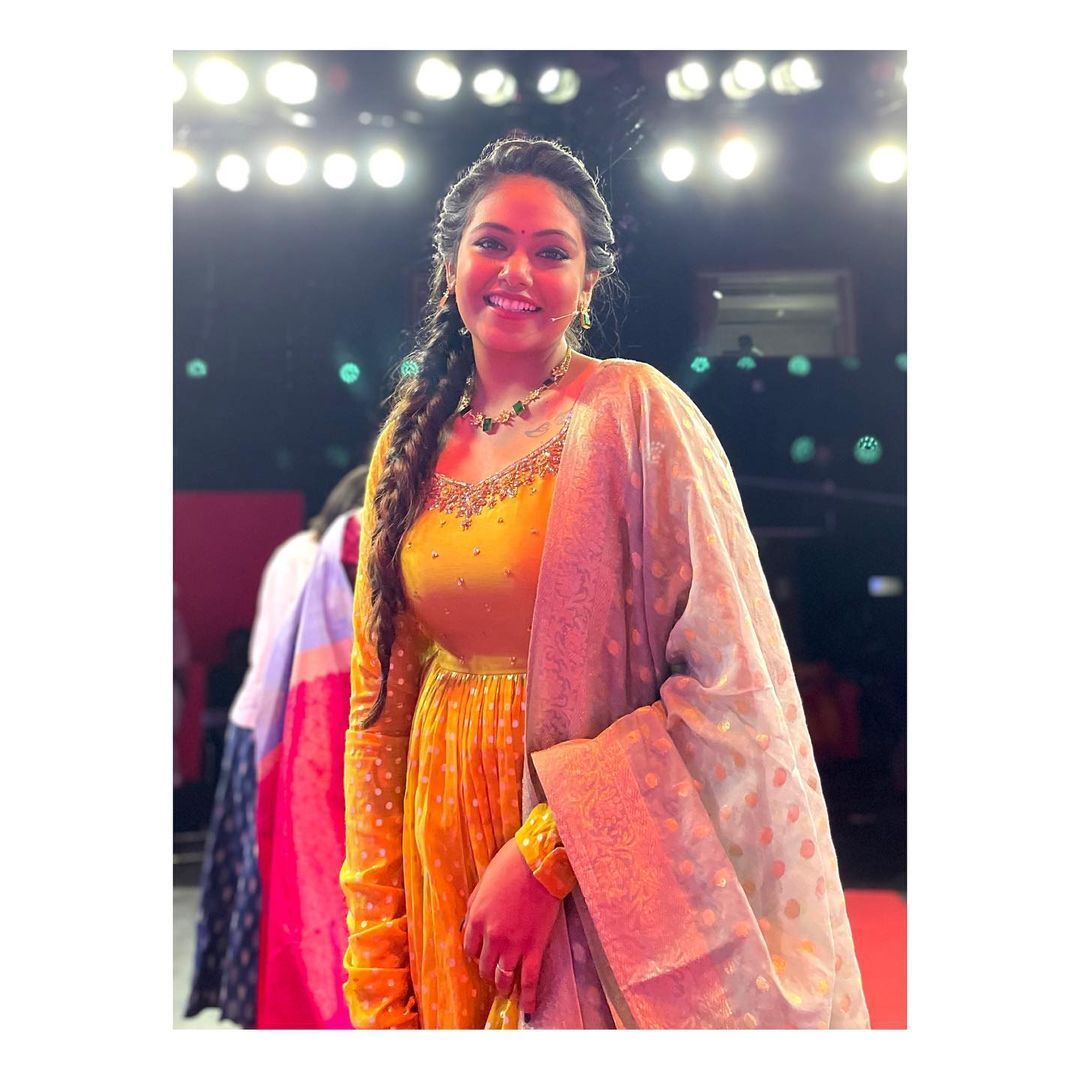 പൊളിച്ചടുക്കി റെബ്ബേക്കാ... ഹൽദിക്കിടയിലും പണികൊടുത്ത് ശ്രീജിത്ത്, വൈറൽ