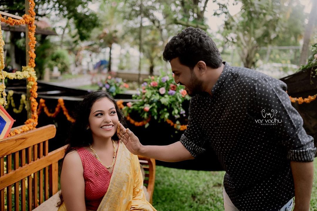 പൊളിച്ചടുക്കി റെബ്ബേക്കാ... ഹൽദിക്കിടയിലും പണികൊടുത്ത് ശ്രീജിത്ത്, വൈറൽ