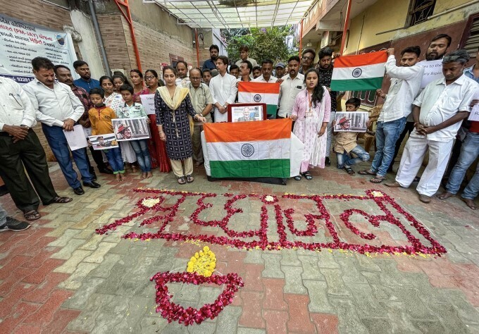 ಚಿತ್ರಗಳು: ಸಿಡಿಎಸ್ ಬಿಪಿನ್ ರಾವತ್ ಸೇರಿ 13 ಮಂದಿಗೆ ದೇಶಾದ್ಯಂತ ಭಾವಪೂರ್ಣ ಶ್ರದ್ಧಾಂಜಲಿ