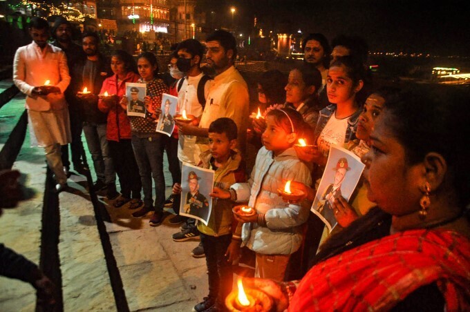 ಚಿತ್ರಗಳು: ಸಿಡಿಎಸ್ ಬಿಪಿನ್ ರಾವತ್ ಸೇರಿ 13 ಮಂದಿಗೆ ದೇಶಾದ್ಯಂತ ಭಾವಪೂರ್ಣ ಶ್ರದ್ಧಾಂಜಲಿ