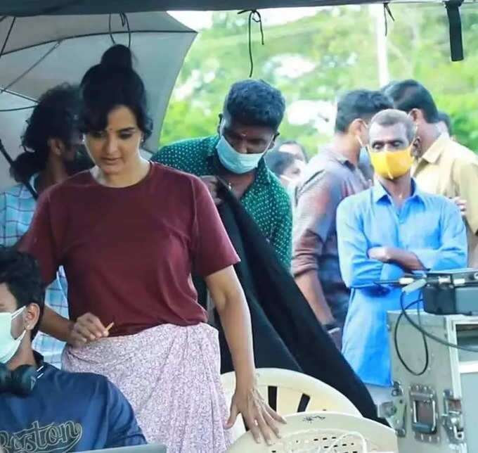 'യുവനടി ശോഭനയും' 2 വയസ്സില്‍ കാണാന്‍ കരഞ്ഞ തേജസും: താരങ്ങളെ ചേർത്ത് പിടിച്ച് മഞ്ജു വാര്യർ