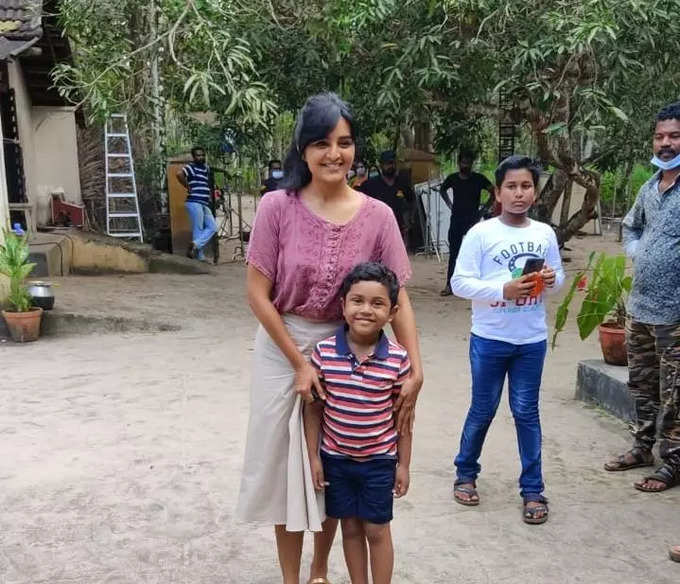 'യുവനടി ശോഭനയും' 2 വയസ്സില്‍ കാണാന്‍ കരഞ്ഞ തേജസും: താരങ്ങളെ ചേർത്ത് പിടിച്ച് മഞ്ജു വാര്യർ