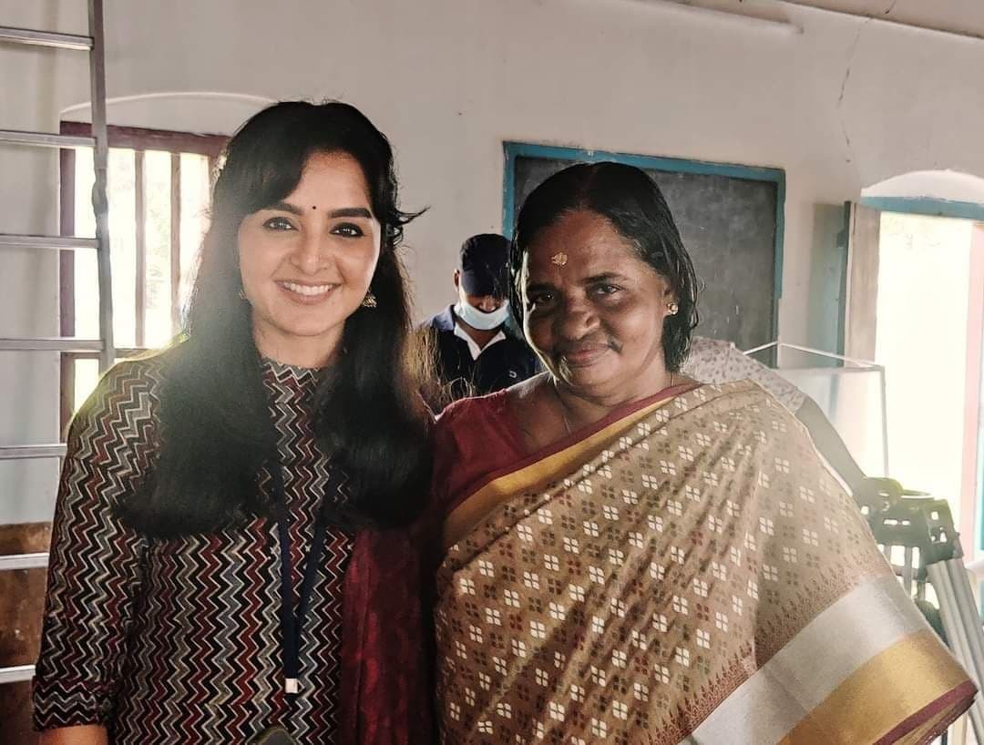 'യുവനടി ശോഭനയും' 2 വയസ്സില്‍ കാണാന്‍ കരഞ്ഞ തേജസും: താരങ്ങളെ ചേർത്ത് പിടിച്ച് മഞ്ജു വാര്യർ