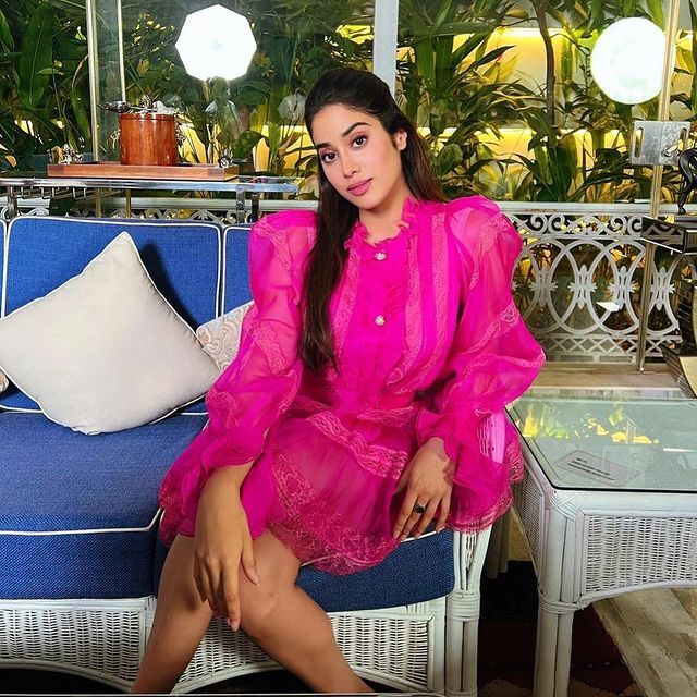 ഹോട്ട് സ്‌റ്റൈല്‍ ലുക്കില്‍ നടി ജാന്‍വി കപൂര്‍; നടിയുടെ വൈറല്‍ ചിത്രങ്ങള്‍ കാണാം