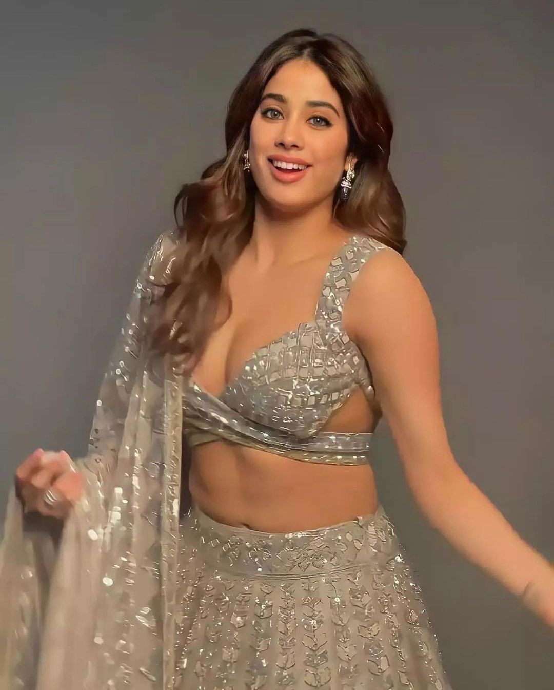 ഹോട്ട് സ്‌റ്റൈല്‍ ലുക്കില്‍ നടി ജാന്‍വി കപൂര്‍; നടിയുടെ വൈറല്‍ ചിത്രങ്ങള്‍ കാണാം