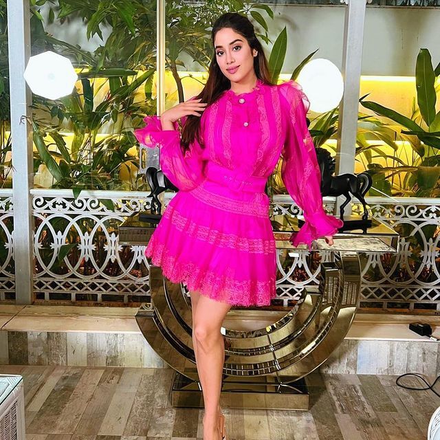 ഹോട്ട് സ്‌റ്റൈല്‍ ലുക്കില്‍ നടി ജാന്‍വി കപൂര്‍; നടിയുടെ വൈറല്‍ ചിത്രങ്ങള്‍ കാണാം