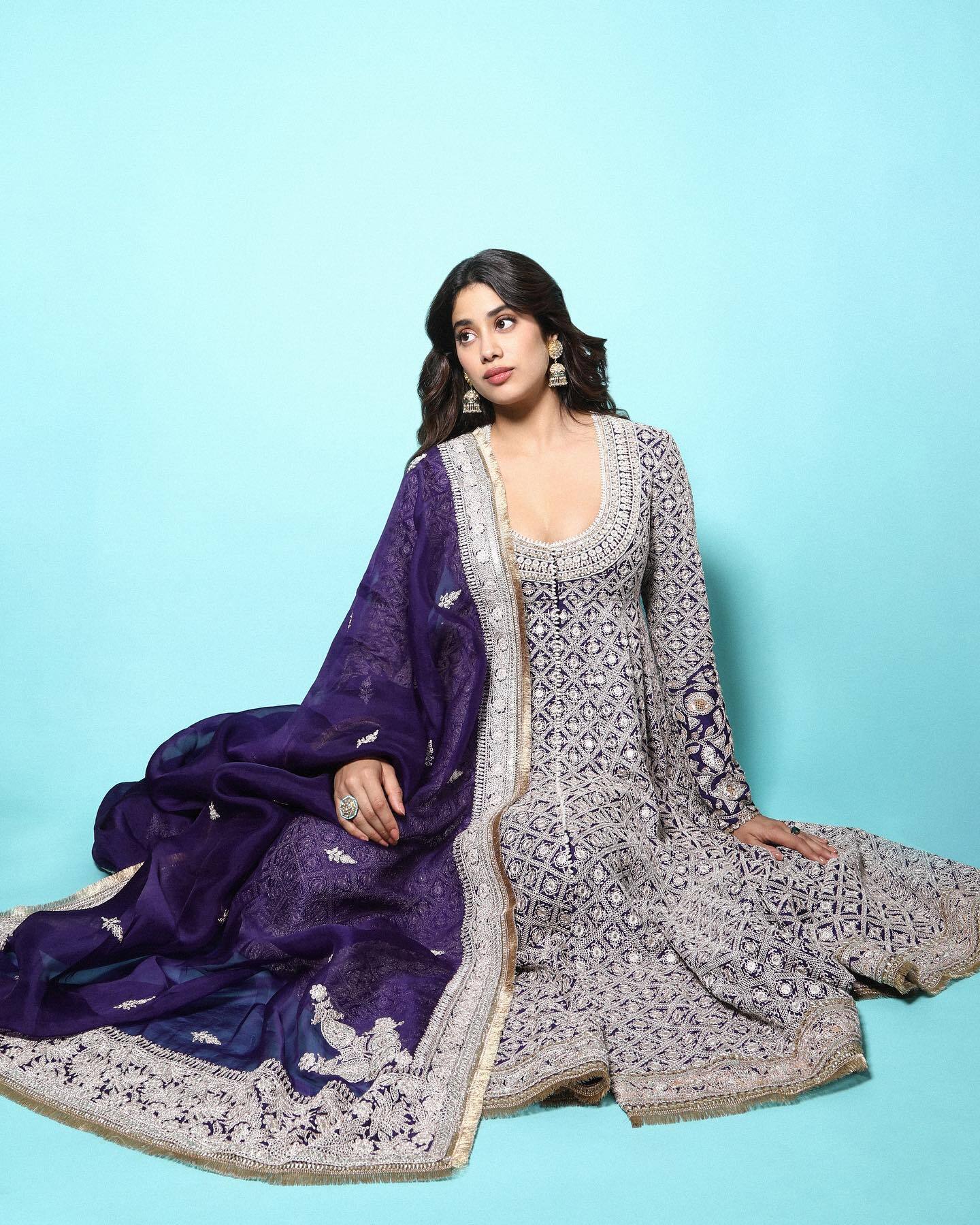 ഹോട്ട് സ്‌റ്റൈല്‍ ലുക്കില്‍ നടി ജാന്‍വി കപൂര്‍; നടിയുടെ വൈറല്‍ ചിത്രങ്ങള്‍ കാണാം