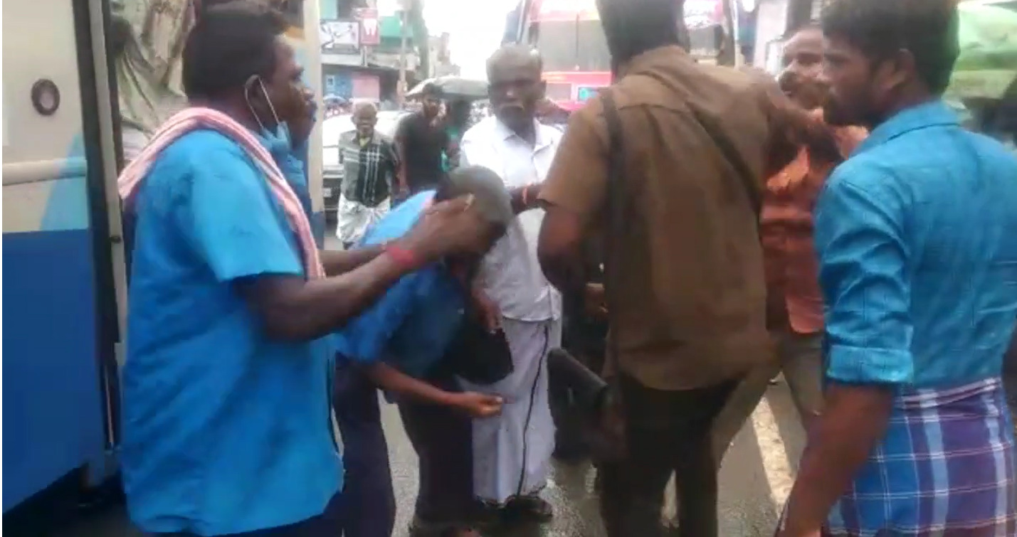 பேருந்து ஓட்டுனர்கள் ஒருவரை ஒருவர் தாக்கி கொண்ட பரபரப்பு சம்பவம்! கடலூரில் அடிதடி! 