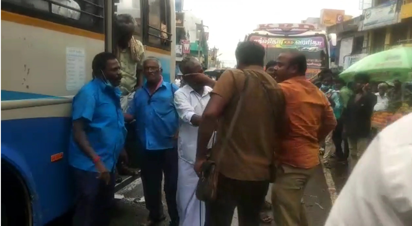 பேருந்து ஓட்டுனர்கள் ஒருவரை ஒருவர் தாக்கி கொண்ட பரபரப்பு சம்பவம்! கடலூரில் அடிதடி! 