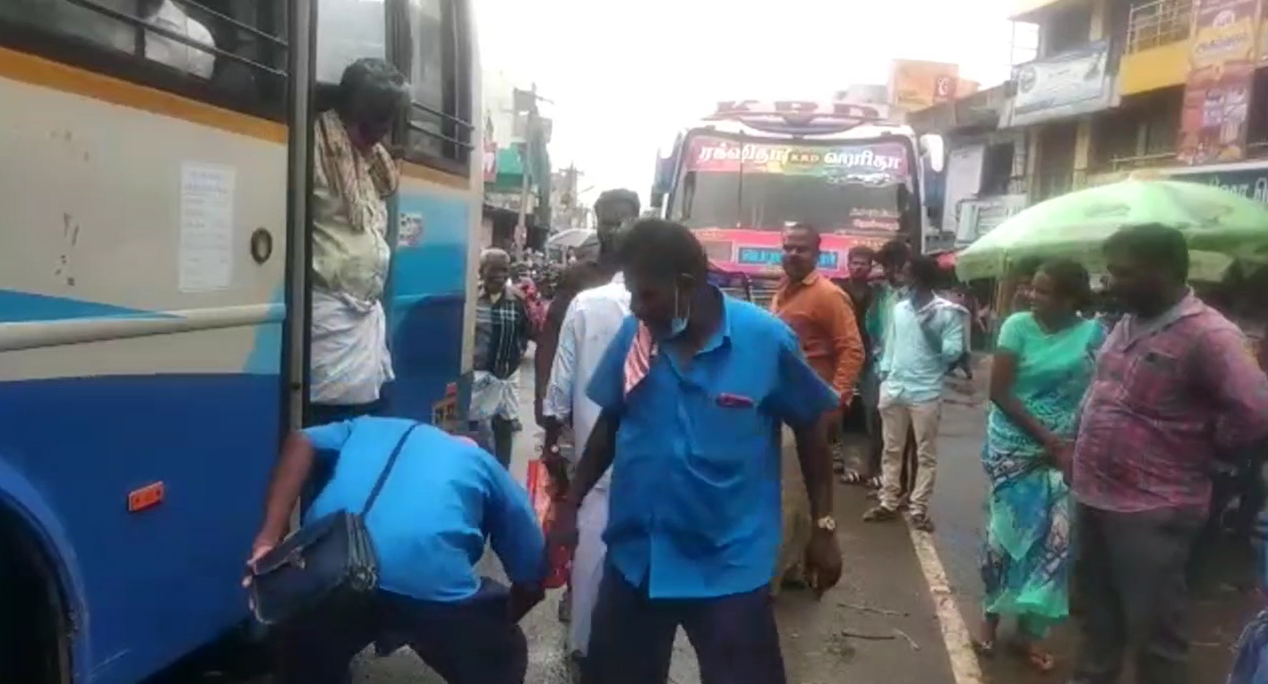 பேருந்து ஓட்டுனர்கள் ஒருவரை ஒருவர் தாக்கி கொண்ட பரபரப்பு சம்பவம்! கடலூரில் அடிதடி! 