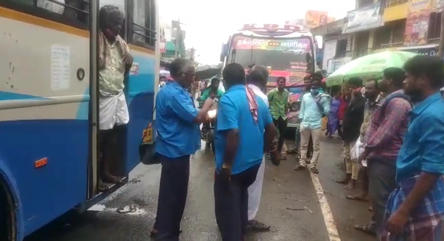 பேருந்து ஓட்டுனர்கள் ஒருவரை ஒருவர் தாக்கி கொண்ட பரபரப்பு சம்பவம்! கடலூரில் அடிதடி! 
