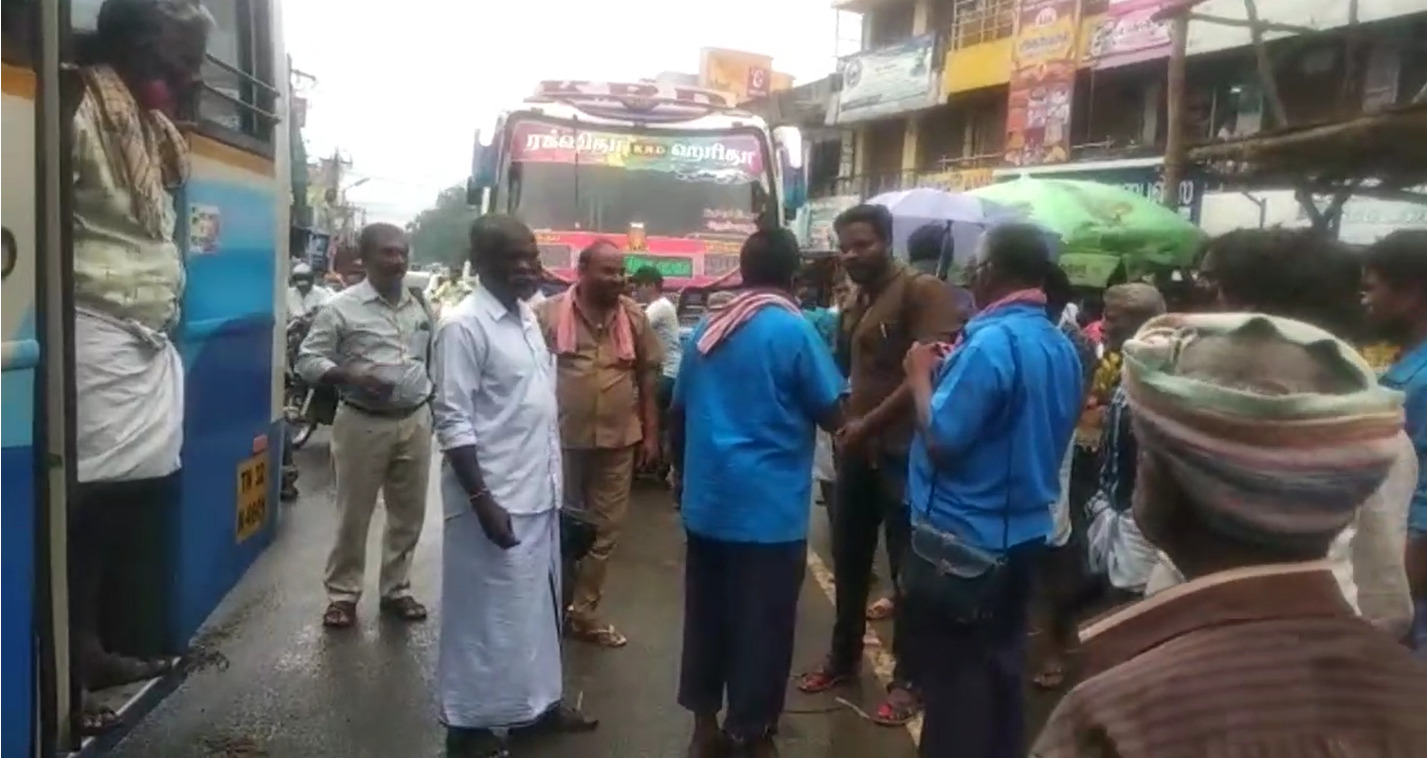 பேருந்து ஓட்டுனர்கள் ஒருவரை ஒருவர் தாக்கி கொண்ட பரபரப்பு சம்பவம்! கடலூரில் அடிதடி! 