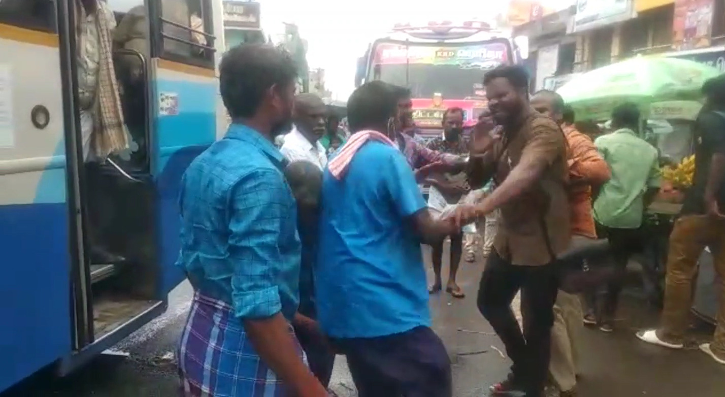 பேருந்து ஓட்டுனர்கள் ஒருவரை ஒருவர் தாக்கி கொண்ட பரபரப்பு சம்பவம்! கடலூரில் அடிதடி! 