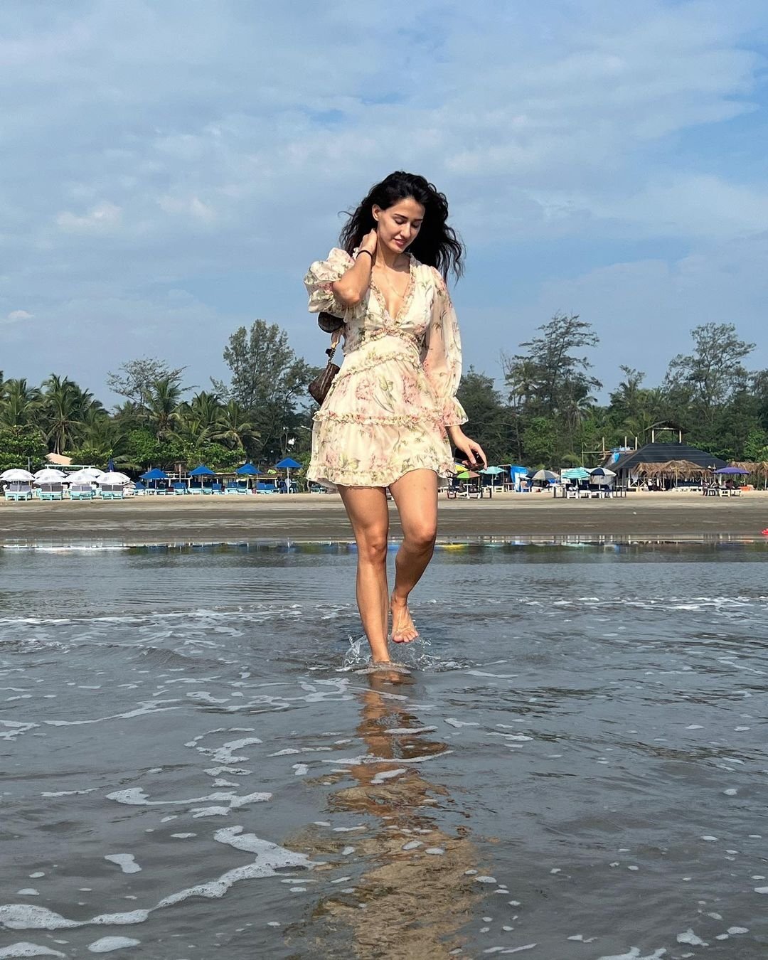 బికినీతో యువత గుండెల్లో పటాసు పేల్చిన దిశా పటానీ(ఫోటోలు)