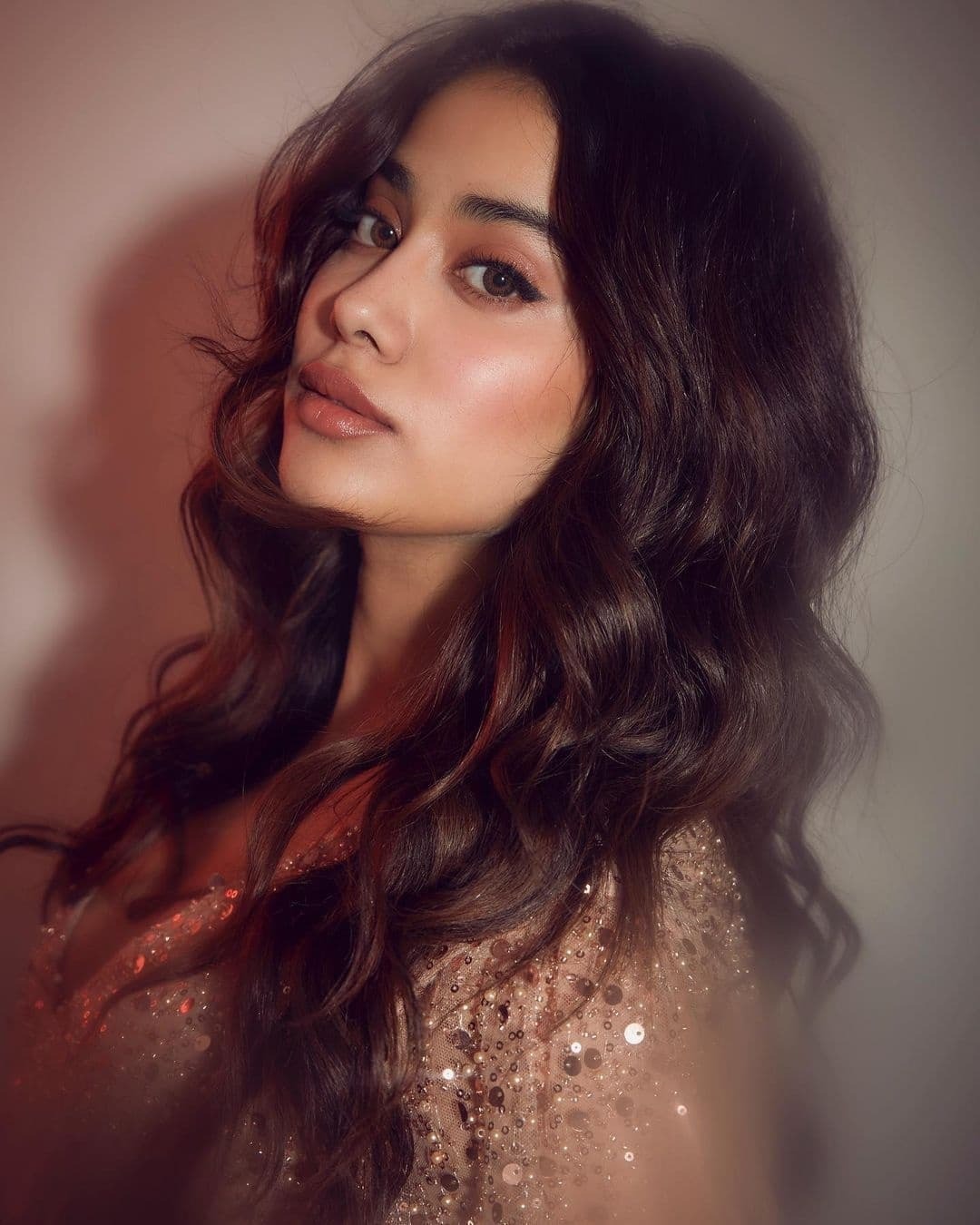  অভিনেত্রী ও মডেল জাহ্নবী কাপুরের হট লুকের ছবি	