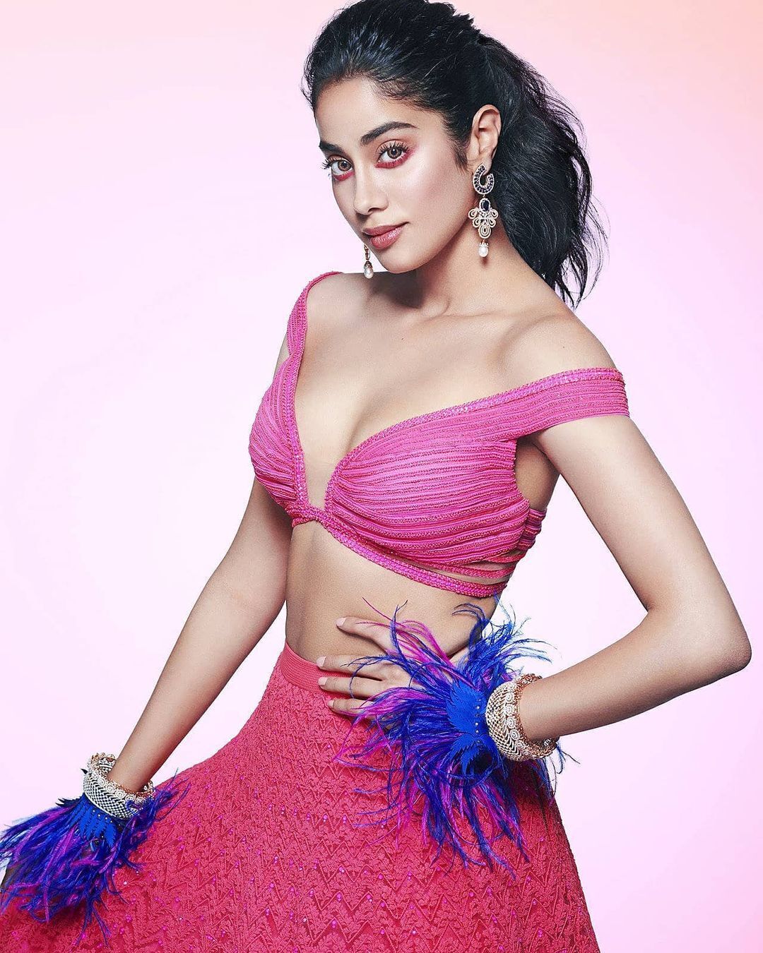  অভিনেত্রী ও মডেল জাহ্নবী কাপুরের হট লুকের ছবি	