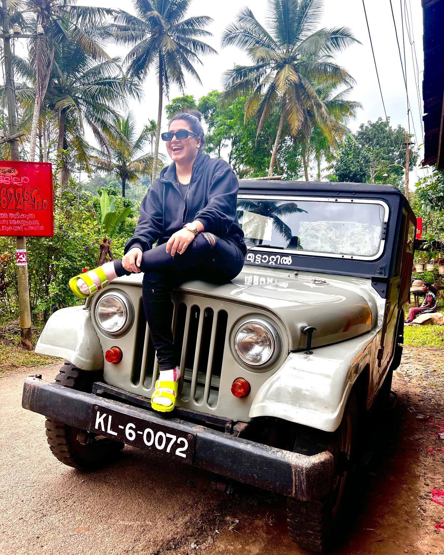 ജഗജില്ലി സ്‌റ്റൈലില്‍ ഗ്രേസ് ആന്റണി!! റേഷന്‍ അരി വാങ്ങാനെത്തിയതാണോ ചേച്ചി എന്ന് കമന്റ്