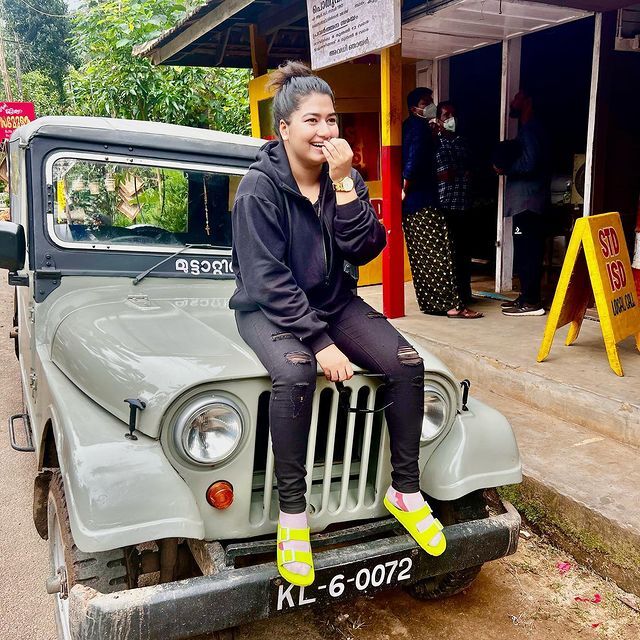 ജഗജില്ലി സ്‌റ്റൈലില്‍ ഗ്രേസ് ആന്റണി!! റേഷന്‍ അരി വാങ്ങാനെത്തിയതാണോ ചേച്ചി എന്ന് കമന്റ്