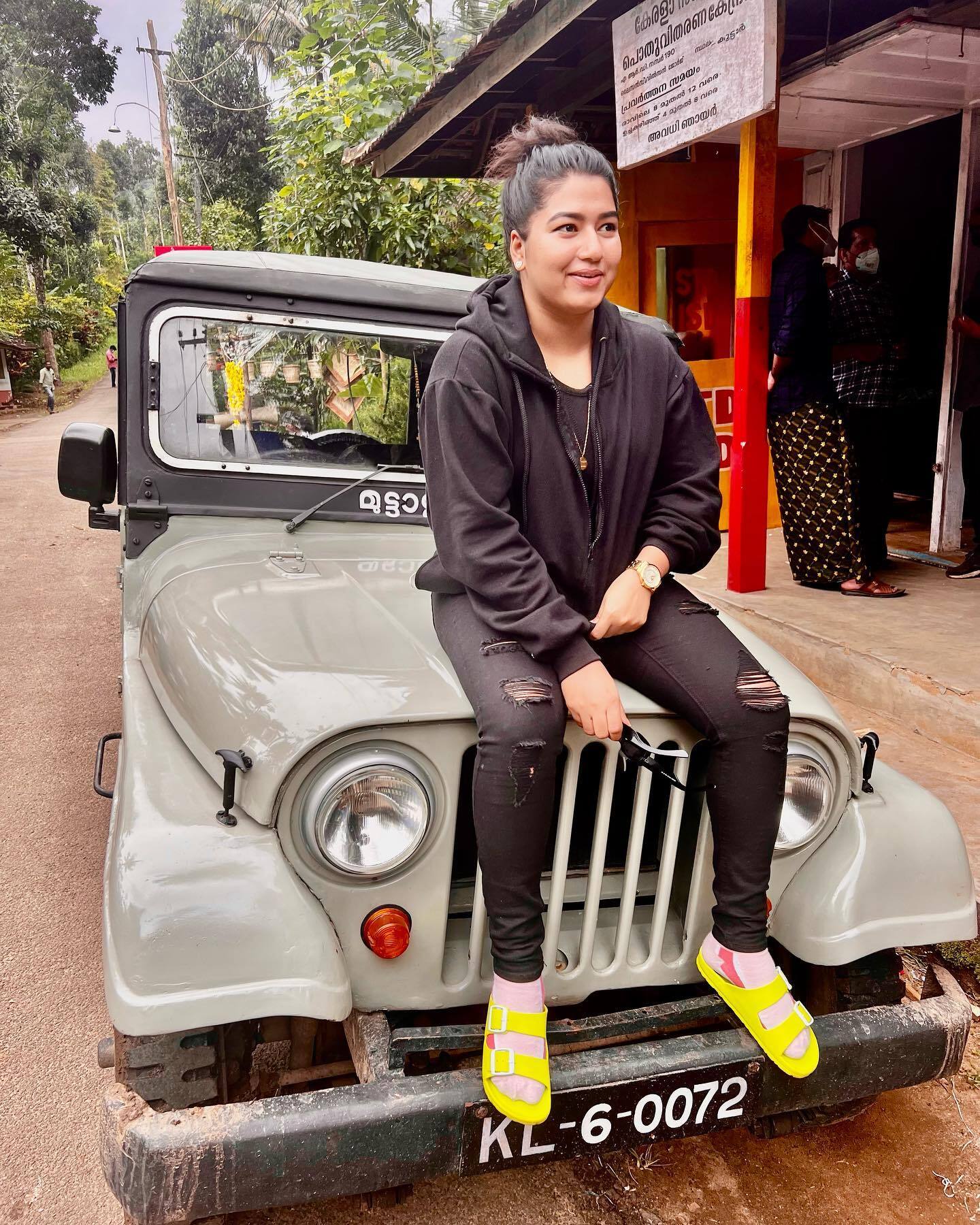 ജഗജില്ലി സ്‌റ്റൈലില്‍ ഗ്രേസ് ആന്റണി!! റേഷന്‍ അരി വാങ്ങാനെത്തിയതാണോ ചേച്ചി എന്ന് കമന്റ്