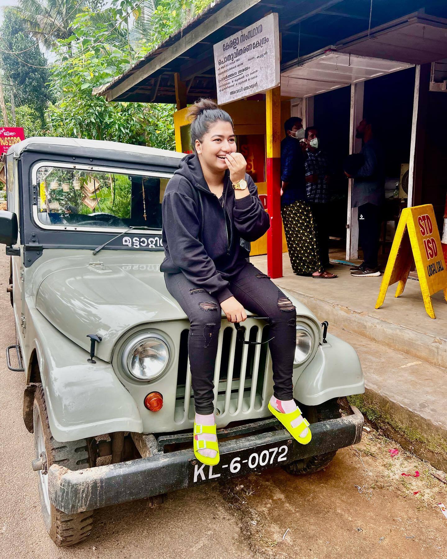 ജഗജില്ലി സ്‌റ്റൈലില്‍ ഗ്രേസ് ആന്റണി!! റേഷന്‍ അരി വാങ്ങാനെത്തിയതാണോ ചേച്ചി എന്ന് കമന്റ്