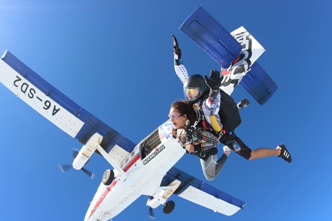 വല്ലാത്ത ധൈര്യം തന്നെ പേർളീ..:  സ്കൈ ഡൈവിങ് ചെയ്ത് നടി പേർളി മാണി, ചിത്രങ്ങള്‍ വൈറല്‍