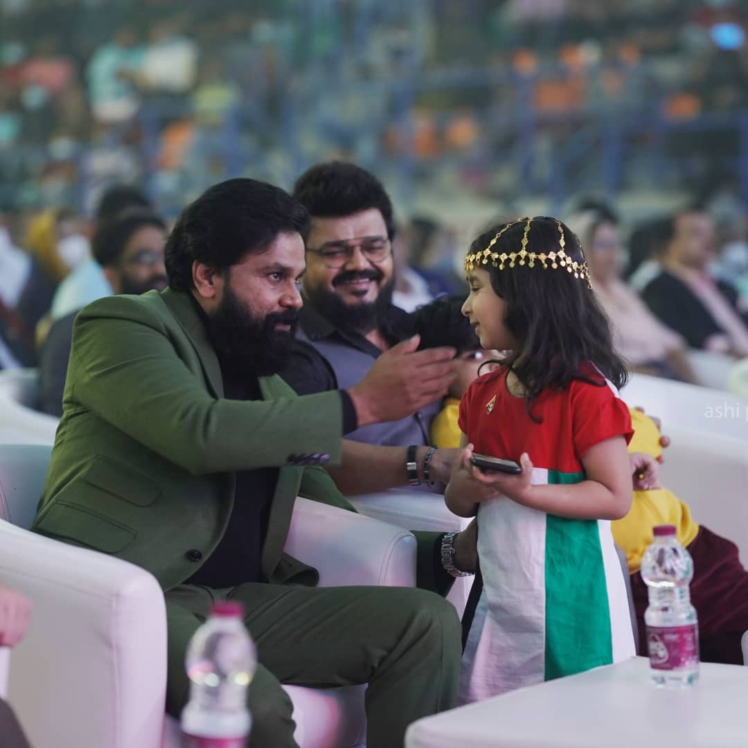 കാവ്യയെ കൊണ്ടുവന്നില്ലേ ദിലീപേട്ടാ..: യുഎഇയില്‍ എത്തിയ ദിലീപീന് ഗംഭീര സ്വീകരണം