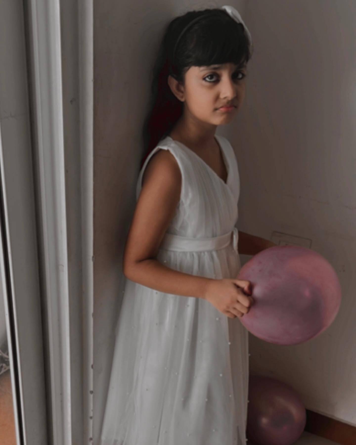 ഈ കുഞ്ഞു സുന്ദരി പ്രമുഖ നടിയുടെ മകളാണ്; പക്ഷേ ക്യാമറ ഇഷ്ടമേയല്ല...