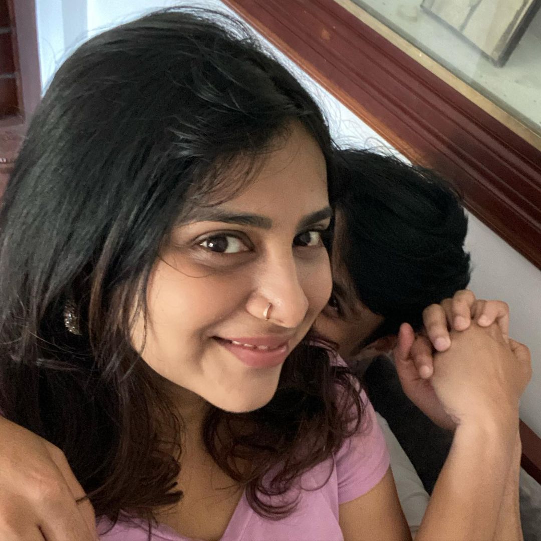 പിന്നില്‍ ഒളിഞ്ഞിരിക്കുന്നത് കാമുകനാണോ? വൈറലായി അങ്കമാലി ഡയറീസ് നായിക ...