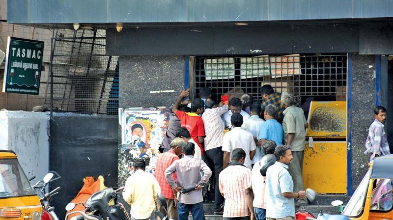 டாஸ்மாக் கடைக்கு போய்வர ஃப்ரீ பஸ் சர்வீஸ் வேணும்...! கலெக்டரை மிரளவைத்த குடிமகன்...! ஈரோட்டில் தரமான சம்பவம்!