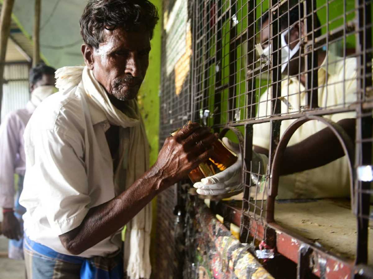 டாஸ்மாக் கடைக்கு போய்வர ஃப்ரீ பஸ் சர்வீஸ் வேணும்...! கலெக்டரை மிரளவைத்த குடிமகன்...! ஈரோட்டில் தரமான சம்பவம்!