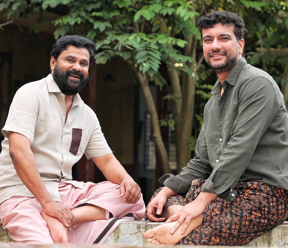 നിറചിരിയോടെ കാവ്യ മാധവന്‍; കട്ടത്താടിയില്‍ പുത്തന്‍ ലുക്കില്‍ ദിലീപ്... ചിത്രം വൈറല്‍