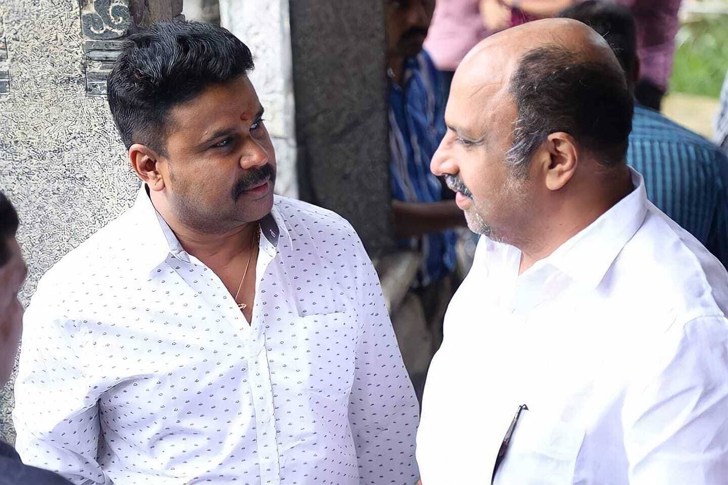 നിറചിരിയോടെ കാവ്യ മാധവന്‍; കട്ടത്താടിയില്‍ പുത്തന്‍ ലുക്കില്‍ ദിലീപ്... ചിത്രം വൈറല്‍