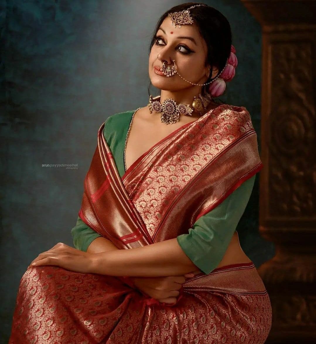 കൂടുതല്‍ കൂടുതല്‍ സുന്ദരിയാവുന്ന ശോഭന: വൈറലായി പുതിയ ചിത്രങ്ങള്‍